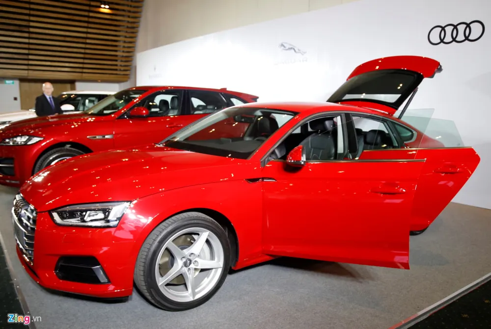 Nhìn chung, Audi A5 Sportback là mẫu xe lai giữa thiết kế thời trang trên A5 và sự tiện dụng trên A4. Chi tiet Audi A5 Sportback 2017 moi ra mat tai Viet Nam hinh anh 13