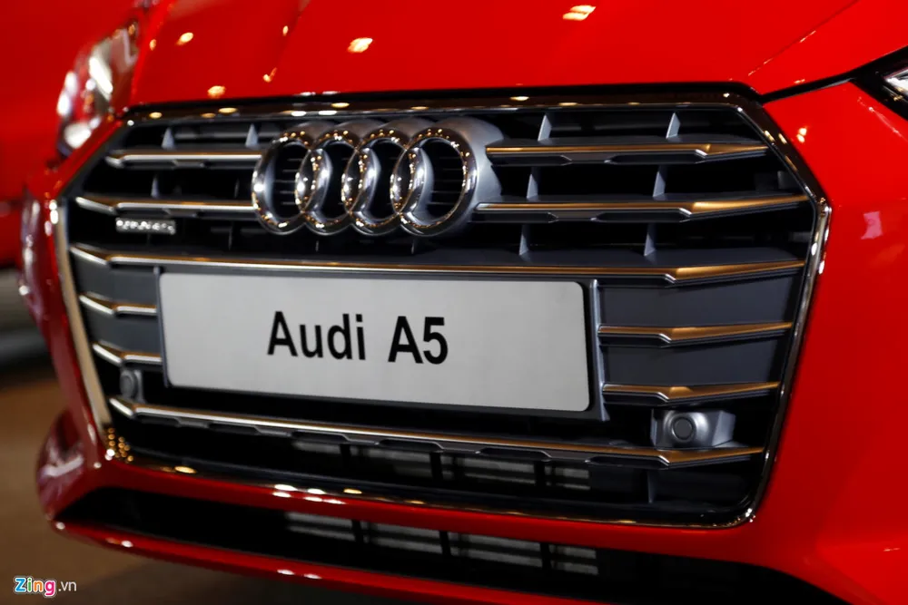 Lưới tản nhiệt hình lục giác là xu hướng trên tất cả mẫu Audi hiện đại. Những thanh ngang mạ chrome cùng logo nằm ở vị trí trung tâm. Cảm biến được khéo léo giấu giữa các nan. Chi tiet Audi A5 Sportback 2017 moi ra mat tai Viet Nam hinh anh 6