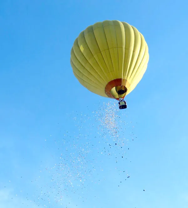 Phát tiền lẻ giới thiệu sách: Chiêu trò rẻ tiền, lố bịch ảnh 1