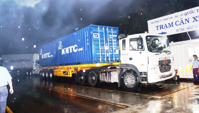 Bó tay nạn xe quá tải lộng hành? ảnh 1