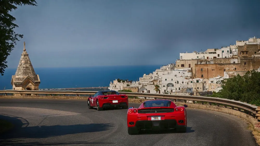 Bên cạnh đó, một số dòng xe cổ, mang tính biểu tượng của Ferrari như F40, F50 và Enzo cũng góp mặt. Tất nhiên, ngôi sao sáng nhất trong buổi diễu hành này là siêu phẩm LaFerrari Aperta. Sieu xe hiem LaFerrari Aperta hoi ngo hon 100 chiec Ferrari hinh anh 4