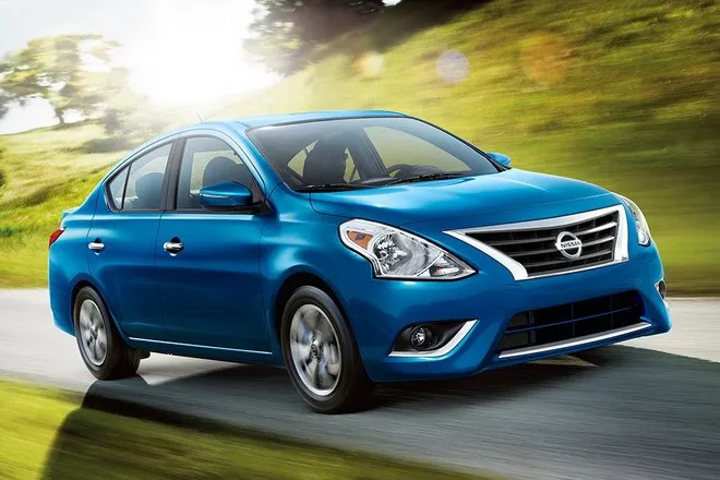 1. Nissan Versa - 12.855 USD (293 triệu đồng): Đây là mẫu xe rẻ nhất tại Mỹ hiện nay và là bản nâng cấp của mẫu Sunny đang bán ở Việt Nam. Xe dùng động cơ 109 mã lực, hộp số sàn 5 cấp, điều hoà, kết nối Bluetooth, hệ thống kiểm soát độ bám đường, hệ thống ổn định thân xe điện tử, phanh ABS... 10 mau xe re dang mua nhat hien nay o My hinh anh 1