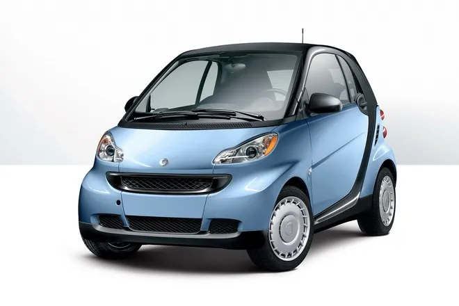 6. Smart ForTwo Pure - 15.400 USD (350 triệu đồng):Mẫu xe nhỏ nổi tiếng thuộc tập đoàn Daimler có ưu điểm là dễ xoay sở trong phố và vận hành khá tốt trên cao tốc. Hiện mẫu xe này vẫn chưa được phân phối chính hãng tại Việt Nam. 10 mau xe re dang mua nhat hien nay o My hinh anh 6