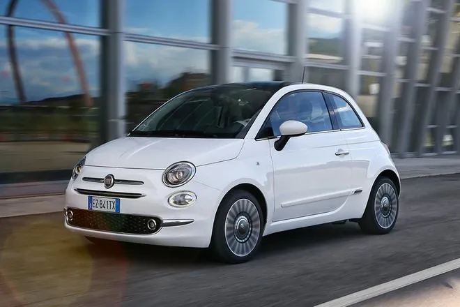 8. Fiat 500 - 15.990 USD (365 triệu đồng):Chiếc xe nhỏ có 4 chỗ ngồi, nhưng chỉ có 2 cửa, bù lại bằng thiết kế và sự linh hoạt. Trước đây, Fiat 500 đã được nhập khẩu nguyên chiếc vào Việt Nam với giá bán 750 triệu đồng cho bản tiêu chuẩn và 850 triệu đồng cho bản cao cấp nhưng không được ưa chuộng. 10 mau xe re dang mua nhat hien nay o My hinh anh 8