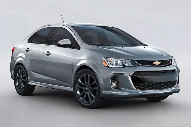 9. Chevrolet Sonic - 16.020 USD (365 triệu đồng):Sonic gây ấn tượng bằng tính năng lái thú vị, trang bị vừa đủ. Động cơ tiêu chuẩn 1.8L, công suất 138 mã lực. Tuỳ chọn là động cơ 1.4L tăng áp. Việt Nam hiện nay vẫn đang bán mẫu thế hệ cũ là Aveo với giá 459 - 495 triệu đồng. 10 mau xe re dang mua nhat hien nay o My hinh anh 9