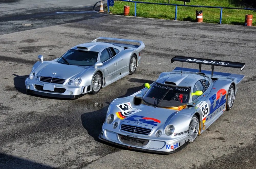 Mercedes-Benz CLK GTR: Tương tự đồng hương Porsche 911 GT1Strassenversion,Mercedes-Benz CLK GTR cũng sản xuất 25 phiên bản thương mại để tham gia giải đua, cụ thể làFIA GT Championship. Chiếc xe ra mắt năm 1997, giá bán hơn 1,5 triệu USD, đắt nhất thế giới thời bấy giờ. Đến nay, giới nhà giàu thường giao dịch mẫu xe 20 năm tuổi xung quanh số tiền gần 3 triệu USD.Mercedes-Benz CLK GTR dùng động cơ V12 6.0L, công suất 600 mã lực. 10 mau xe an tuong buoc ra tu duong dua hinh anh 4