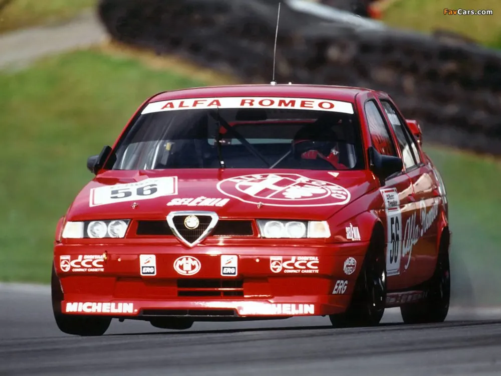 Alfa Romeo 155 Silverstone Edition: Để tham gia giải đua British Touring Car Championship 1994 (BTCC 1994),Alfa Romeo đã sản xuất 2.500 chiếc 155Silverstone Edition dù phải đối mặt với chi phí khổng lồ. Tuy nhiên, điều thú vị nhất về chiếc xe là cách nó làm thay đổi quy định của giải đua. Năm 1994,Alfa Romeo đã mở rộng cánh hướng gió trước và cánh gió sau đặt cao để tận dụng tính khí động học. Sau chiến thắng 5 chặng đầu tiên của giảiBTCC 1994, các đối thủ đã lên tiếng phản đối. Cuộc tranh cãi lên đến đỉnh điểm khi Ban tổ chức thu hồi bộ phận cánh gió. Dù phản đối, nhưng Alfa Romeo miễn cưỡng chấp nhận bằng cách hạ độ cao cánh gió sau. Từ đó, Ban tổ chức đã ra quy định mới, tất cả các mẫu xe phải trang bị cánh gió để tham gia giải đua.Alfa Romeo 155 Silverstone Edition là nhà vô địch BTCC 2014. 10 mau xe an tuong buoc ra tu duong dua hinh anh 7