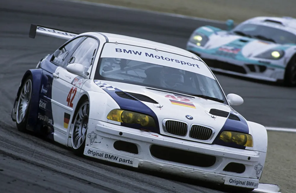 BMW M3 GTR: Ra đời năm 2001, BMW M3 GTR là mẫu M3 đầu tiên trong lịch sử trang bị động cơ V8. Tương tự, chiếc xe ra đời cũng nhằm mục đích đáp ứng điều kiện tham gia giải đua Le Mans 24h. Có tổng thể 10 chiếc đi vào sản xuất, mở bán sau khi mùa giải Le Mans 24h 2001 kết thúc. So với M3 tiêu chuẩn, nó nhẹ hơn 200 kg, động cơ tiết giảm về mức công suất 380 mã lực. Ở thời điểm ra mắt, có thể coi BMW M3 GTR ngang hàng với siêu xe về giá trị, do mức giá lên tới 285.300 USD. 10 mau xe an tuong buoc ra tu duong dua hinh anh 5