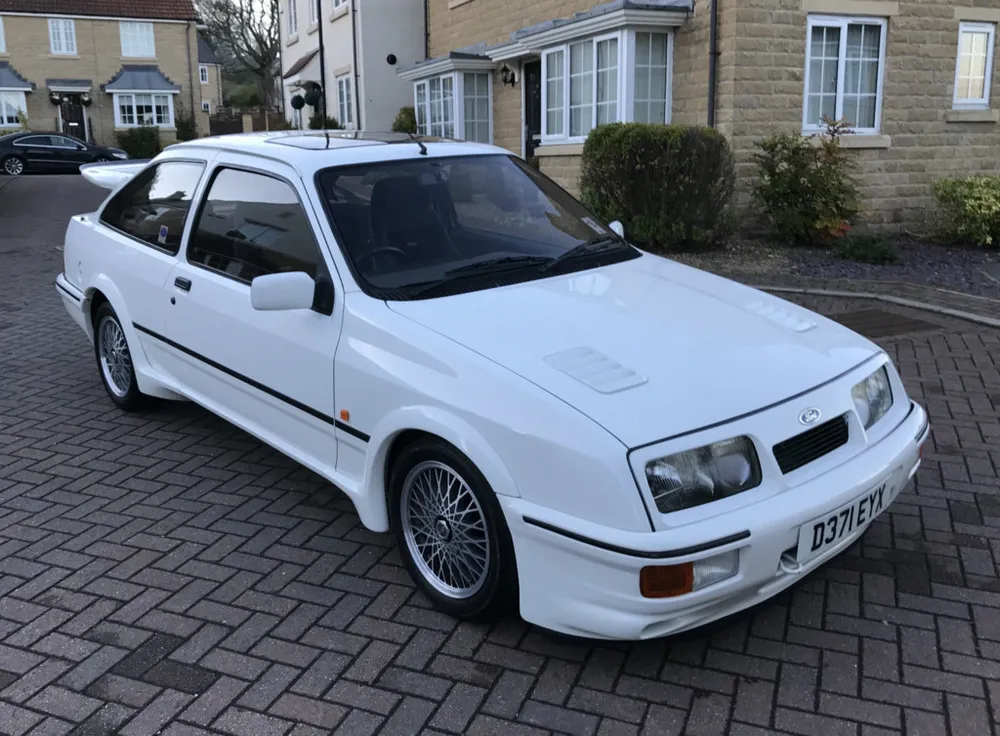 Ford Sierra RS Cosworth: Ra đời năm 1986,Ford Sierra RS Cosworth giống như một kỳ tích. Ngoài nhưng nâng cấp về khí động học, hệ thống treo, phanh và lốp, điểm đáng giá nhất nằm ở khối động cơ tăng áp 2.0L của Cosworth. Tại thời điểm đó, khối động cơ này nhận rất nhiều kinh ngạc nhờ mức công suất 202 mã lực, đạt tỷ lệ 100 mã lực trên mỗi lít dung tích, mơ ước của nhiều dòng siêu xe đắt tiền. Có 5.000 chiếcFord Sierra RS Cosworth trên toàn thế giới, giá bán năm 1986 là 18.500 USD, một món hời với giới chơi xe. 10 mau xe an tuong buoc ra tu duong dua hinh anh 8