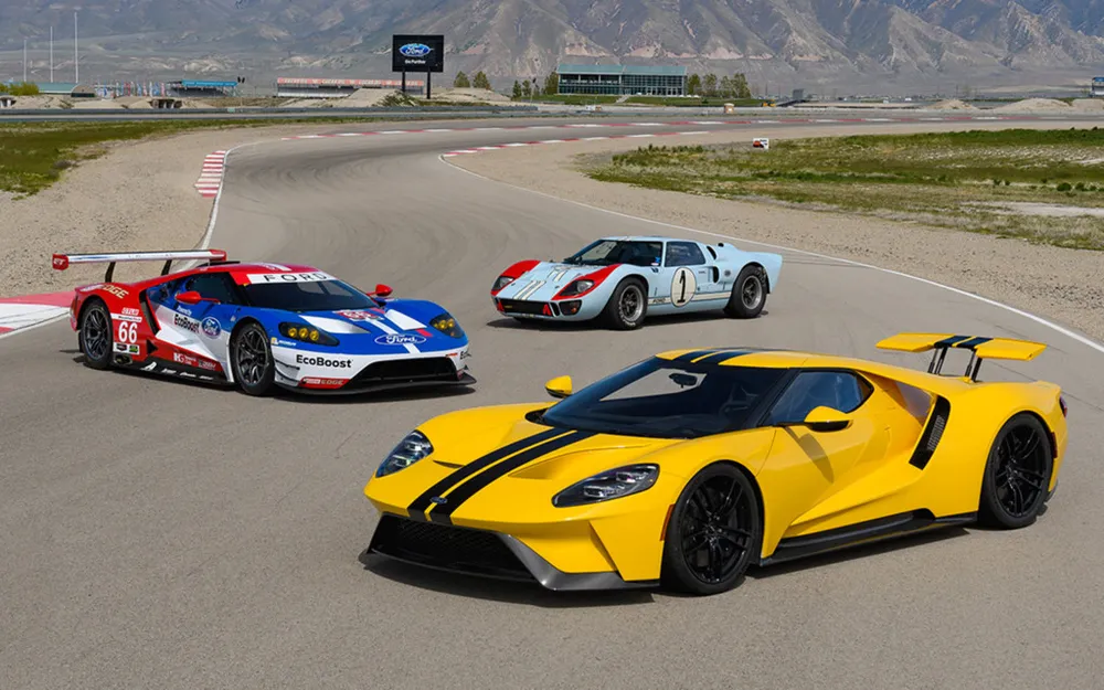 Ford GT:Mẫu siêu xe mới nhất của Ford đã gây tiếng vang lớn khi giành chiến thắng giải đua Le Mans 24h 2016 - phân hạng LM GTE Pro. Đây là dấu mốc quan trọng với Ford sau chiến thắng 50 năm trước tại giải đua khắc nghiệt nhất hành tinh, kể từ ngày Ford GT40 vô địch năm 1966. Ford GT bản thương mại có công suất 647 mã lực, sản xuất 250 chiếc mỗi năm, giá bán lên tới 400.000 USD. 10 mau xe an tuong buoc ra tu duong dua hinh anh 1