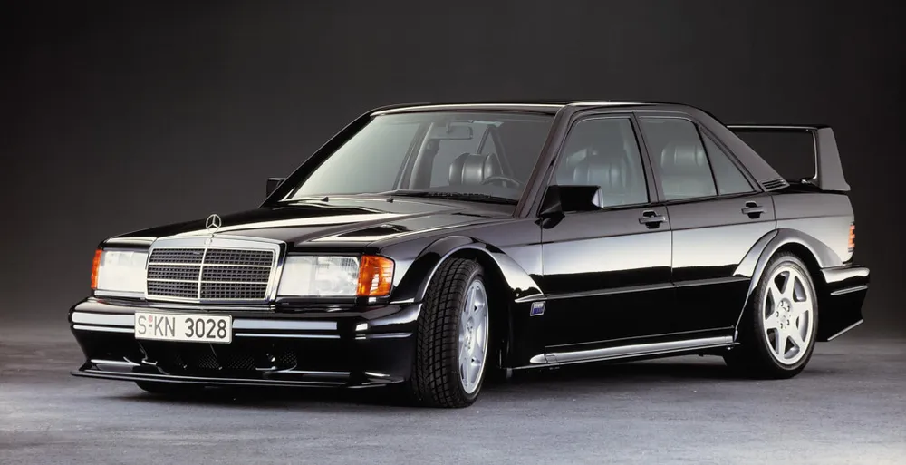 Mercedes-Benz 190E 2.5-16 Evolution II: Phát triển dựa trên mẫu 190E tiêu chuẩn, phiên bản2.5-16 Evolution IIra đời nhằm mục đích đánh bại BMW M3 trên đường đua DTM ở Đức. Chiếc xe nâng cấp hệ thống treo, phanh sau lớn hơn và vòm bánh mở rộng. Phía sau sử dụng cánh gió cỡ lớn nhằm tối ưu tính khí động học. Động cơ trên phiên bản thương mại có công suất 232 mã lực. Chỉ có 502 chiếc Mercedes-Benz 190E 2.5-16 Evolution II trên toàn thế giới, giá bán thời điểm 1990 là 80.000 USD. Theo tạp chíEvo, dựa trên lạm phát, số tiền đó tương đương với 143.000 USD vào năm 2015. 10 mau xe an tuong buoc ra tu duong dua hinh anh 6
