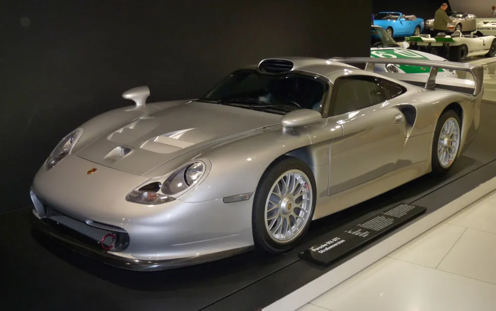 Porsche 911 GT1 Strassenversion: Năm 1996, Porsche thiết kế ra chiếc 911 GT1 Evolution để tranh tài tại giải đua Le Mans 24h, và đã giành chiến thắng mùa giải 1998. Để tham gia, chiếc xe phải dựa trên một mẫu xe thương mại, vì thế 25 chiếc Porsche 911 GT1 Strassenversion ra đời. Động cơ trên phiên bản thương mại được tinh chỉnh lại nhằm đáp ứng tiêu chuẩn khí thải và giảm công suất. Tháng 3/2017, một chiếcPorsche 911 GT1 Strassenversion mới chạy 7.900 km bán thành công với mức giá 5,665 triệu USD. 10 mau xe an tuong buoc ra tu duong dua hinh anh 3