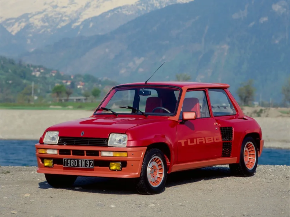 Renault R5 Turbo: Nếu như xu hướng hatchback hiệu suất cao đang nở rộ vài năm trở lại đây thìRenault R5 Turbo đã xuất hiện từ năm 1980. Chiếc xe giành chiến thắng giải đua Monte Carlo 1981 và Tour de Corse 1982. Phiên bản thương mại dùng động cơ tăng áp 1.4L đặt giữa, công suất 160 mã lực và dẫn động cầu sau. Renault chỉ sản xuất 400 chiếc R5 Turbo. 10 mau xe an tuong buoc ra tu duong dua hinh anh 9