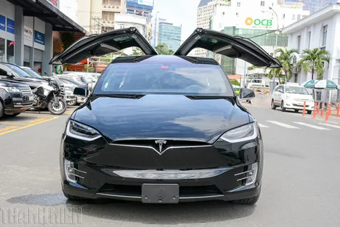  Xe SUV chạy điện Tesla Model X P100D đầu tiên về TP.HCM - ảnh 1