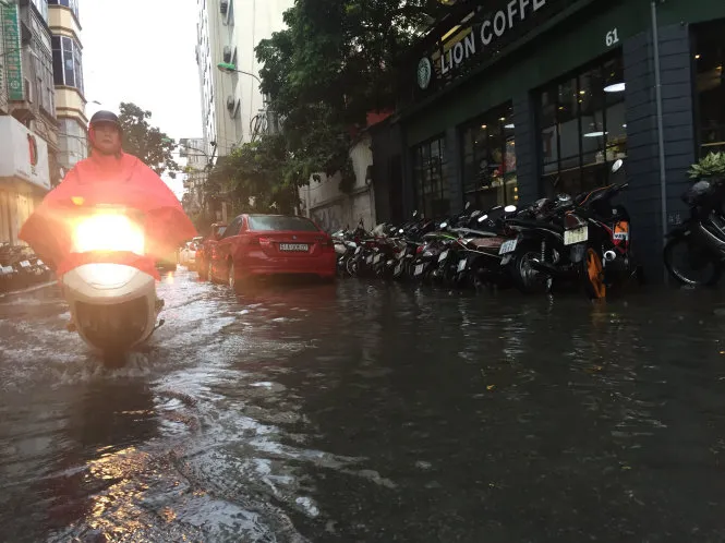 Mưa lớn sau bão số 2, đường phố Hà Nội ngập thành sông 