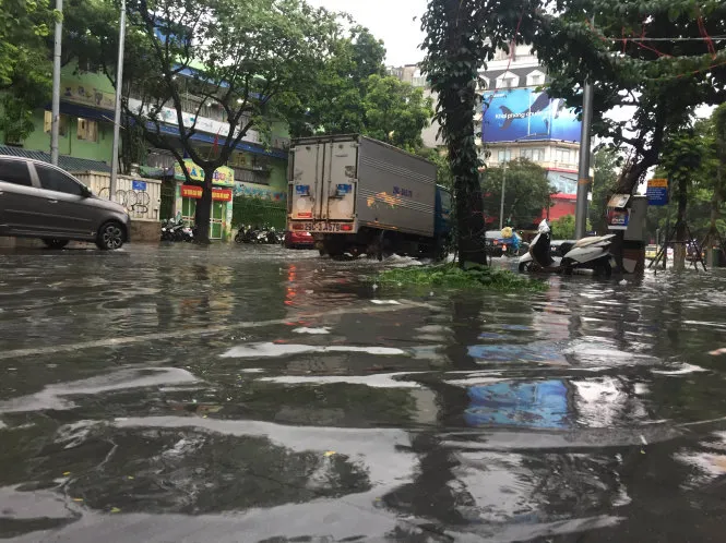 Mưa lớn sau bão số 2, đường phố Hà Nội ngập thành sông 