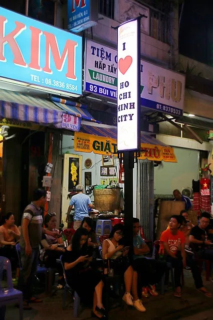 Phố Tây Bùi Viện bất ngờ cấm xe, người đi bộ ngạc nhiên thích thú - ảnh 12