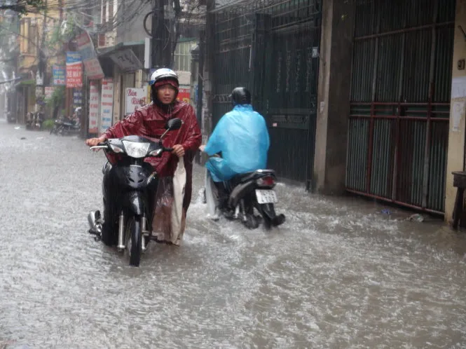 Mưa lớn sau bão số 2, đường phố Hà Nội ngập thành sông 