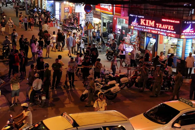 Phố Tây Bùi Viện bất ngờ cấm xe, người đi bộ ngạc nhiên thích thú - ảnh 13