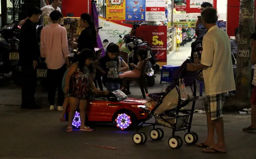 Phố Tây Bùi Viện bất ngờ cấm xe, người đi bộ ngạc nhiên thích thú - ảnh 16