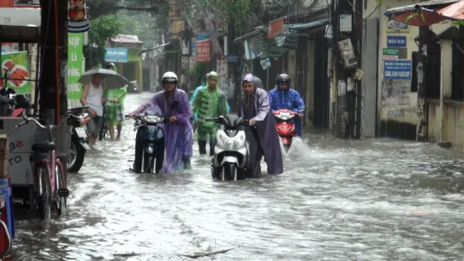 Mưa lớn sau bão số 2, đường phố Hà Nội ngập thành sông 