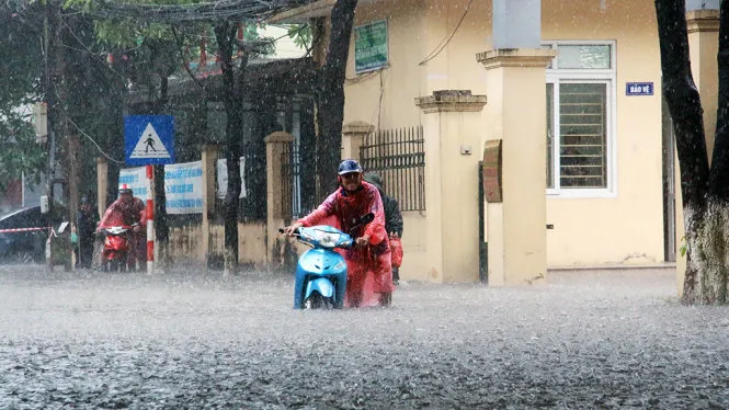 Mưa lớn sau bão số 2, đường phố Hà Nội ngập thành sông 