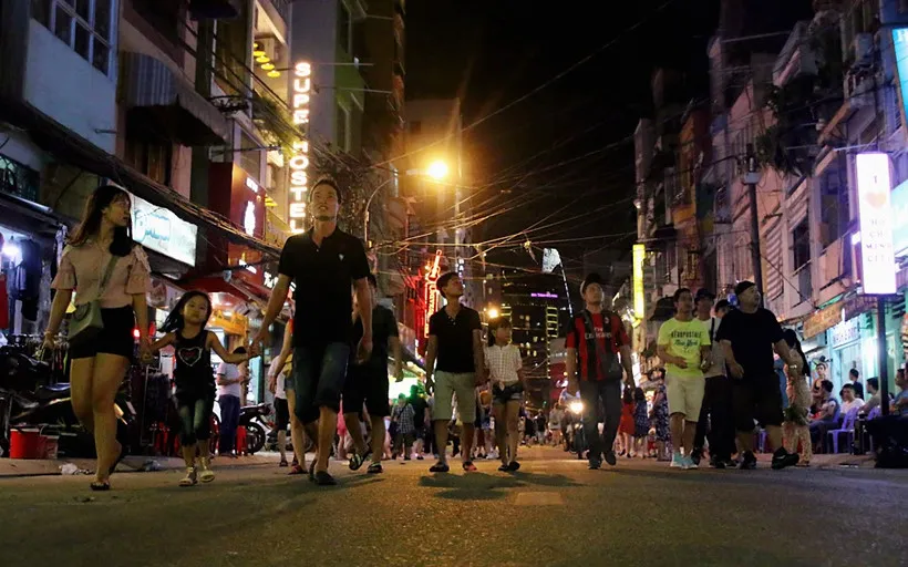 Phố Tây Bùi Viện bất ngờ cấm xe, người đi bộ ngạc nhiên thích thú - ảnh 5