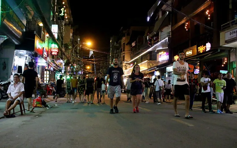 Phố Tây Bùi Viện bất ngờ cấm xe, người đi bộ ngạc nhiên thích thú - ảnh 6