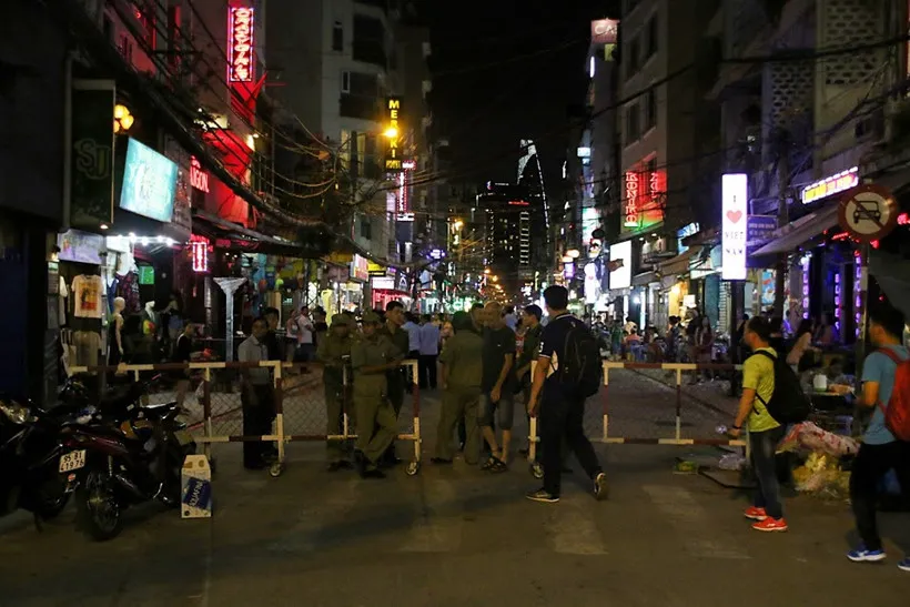 Phố Tây Bùi Viện bất ngờ cấm xe, người đi bộ ngạc nhiên thích thú - ảnh 7