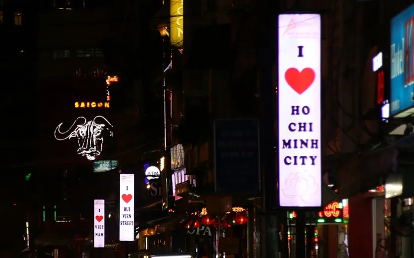 Phố Tây Bùi Viện bất ngờ cấm xe, người đi bộ ngạc nhiên thích thú - ảnh 11