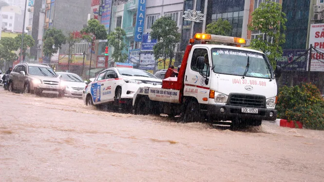 Mưa lớn sau bão số 2, đường phố Hà Nội ngập thành sông 