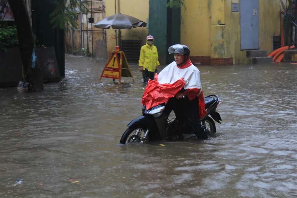 Mưa lớn sau bão số 2, đường phố Hà Nội ngập thành sông 