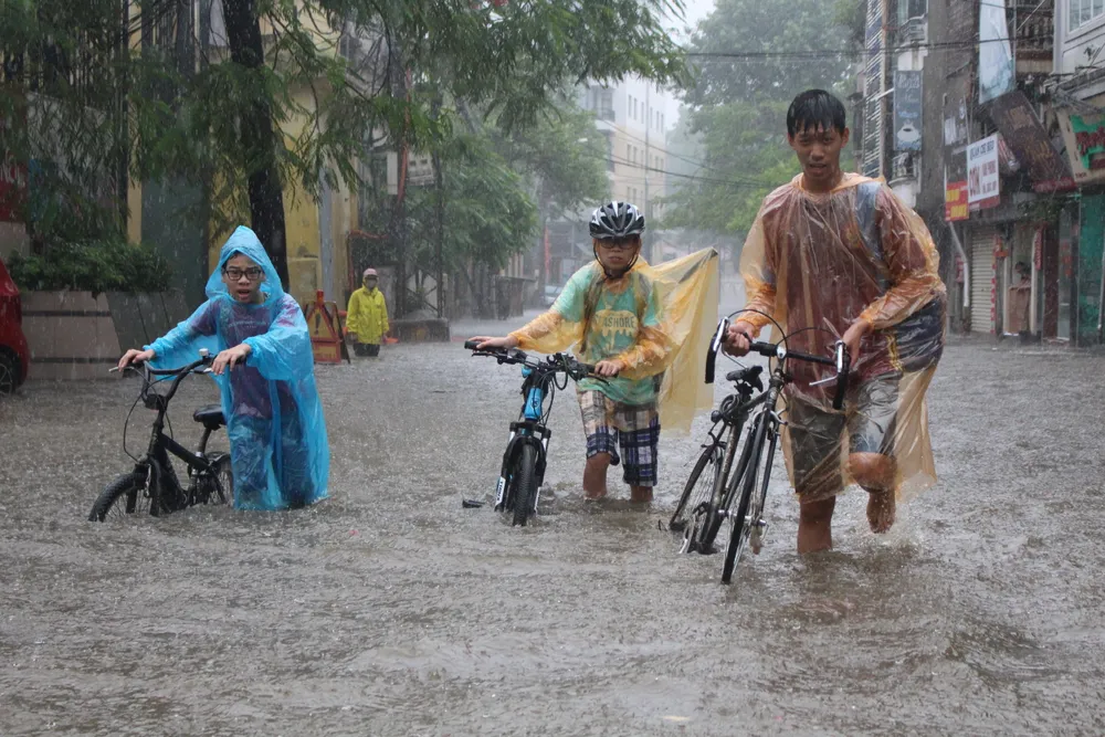 Mưa lớn sau bão số 2, đường phố Hà Nội ngập thành sông 