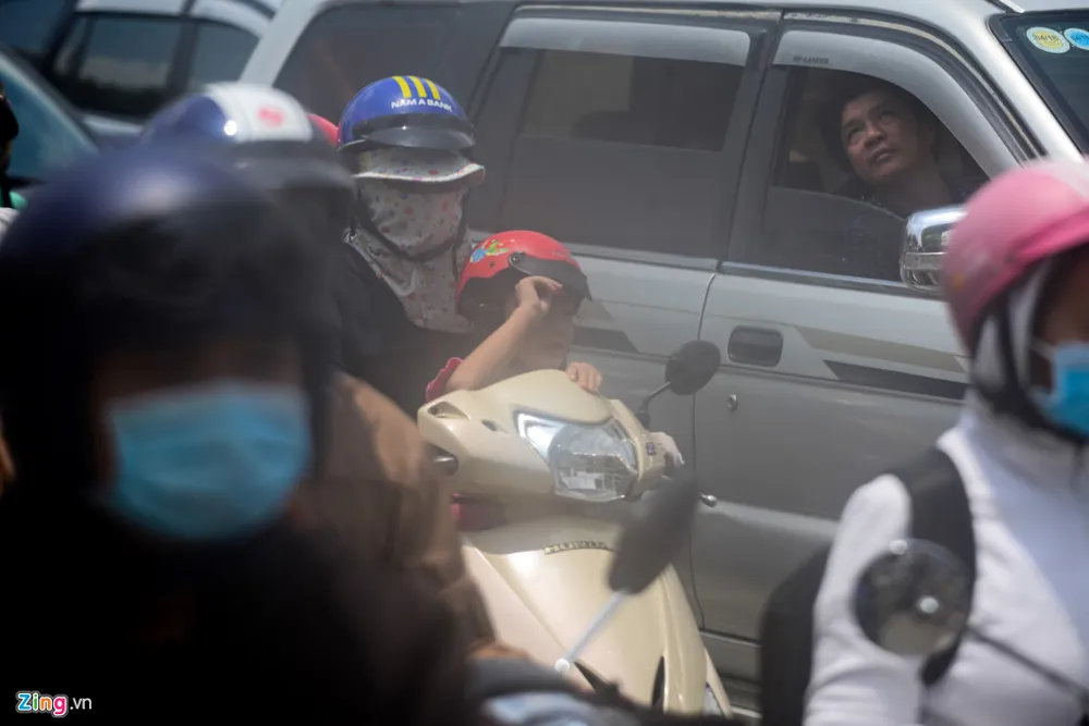 Hang nghin xe ket cung suot 5 gio o san bay Tan Son Nhat hinh anh 6