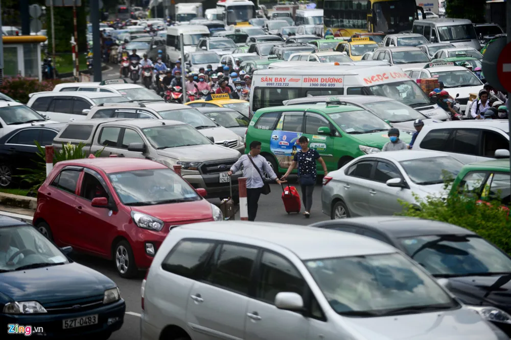 Hang nghin xe ket cung suot 5 gio o san bay Tan Son Nhat hinh anh 10