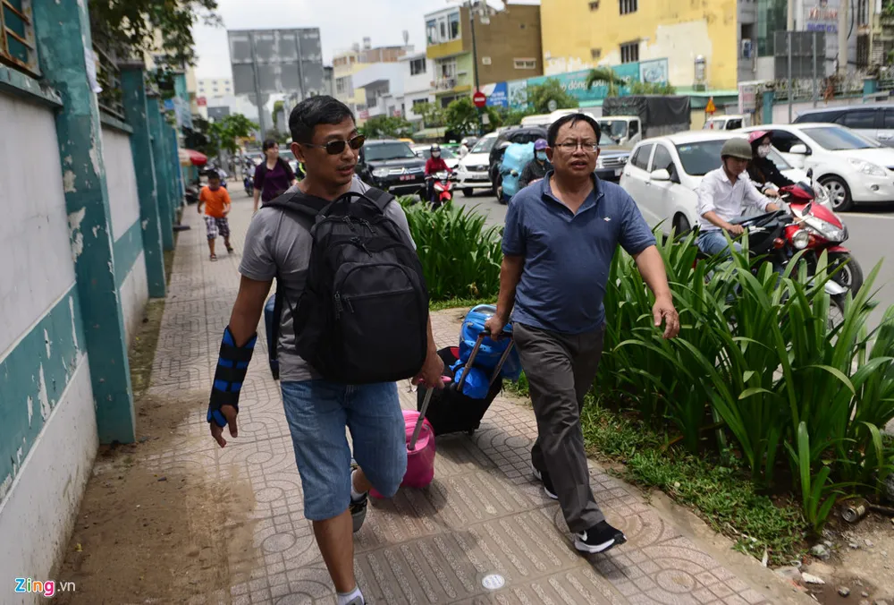 Hang nghin xe ket cung suot 5 gio o san bay Tan Son Nhat hinh anh 11