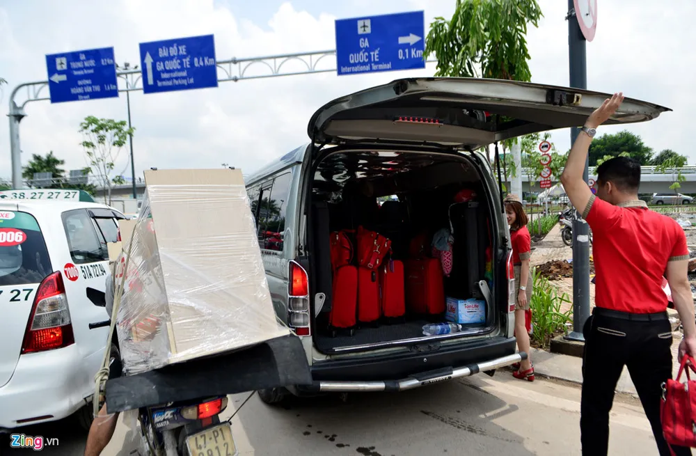 Hang nghin xe ket cung suot 5 gio o san bay Tan Son Nhat hinh anh 12