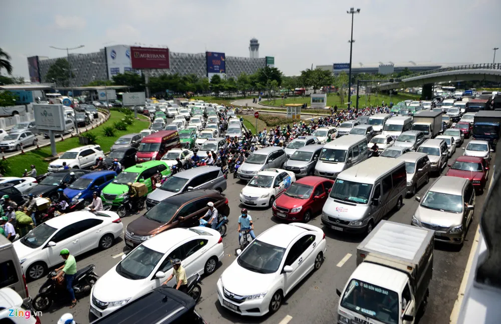 Hang nghin xe ket cung suot 5 gio o san bay Tan Son Nhat hinh anh 3