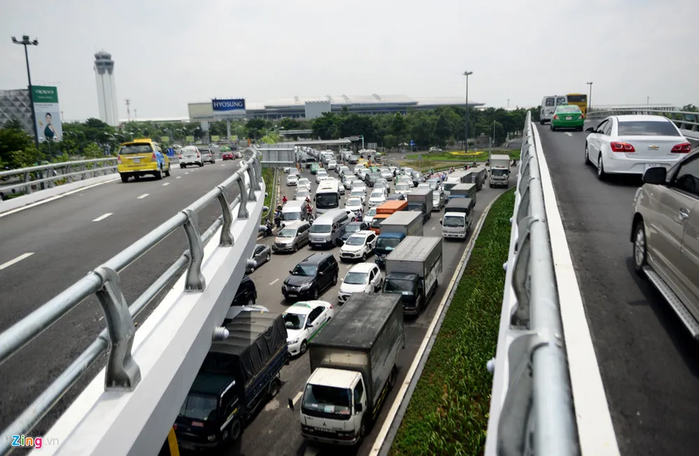 Hang nghin xe ket cung suot 5 gio o san bay Tan Son Nhat hinh anh 4