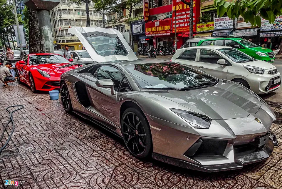 Dàn xế hộp triệu USD trên con phố bán siêu xe ở Sài Gòn