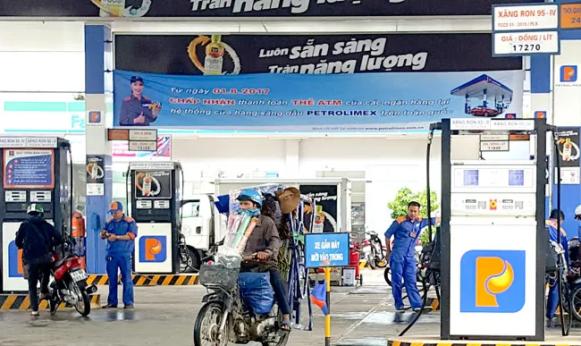 Đổ xăng quẹt thẻ ATM có thuận tiện? ảnh 1