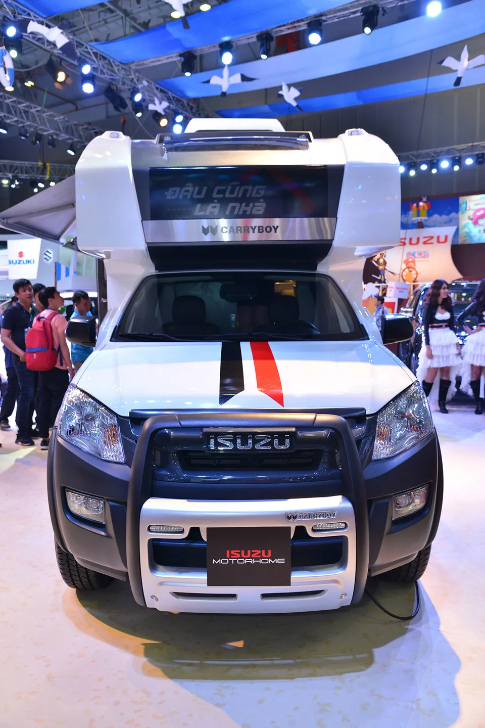 Isuzu chưa công bố giá bán cũng như thời gian phân phối. Tại triển lãm, nhiều khách tham quan tỏ ra e ngại chuyện đăng ký, đăng kiểm. Nhưng thực chất, dòng xe MotorHome đã dễ dàng đăng ký, đăng kiểm hơn, do từng có một số doanh nghiệp nhập về Việt Nam cách đây vài năm. MotorHome được xếp vào dòng xe chở người chuyên dụng như xe cứu thương hay xe chở phạm nhân… Isuzu MotorHome - 'ngoi nha di dong' la lam tai Viet Nam hinh anh 11