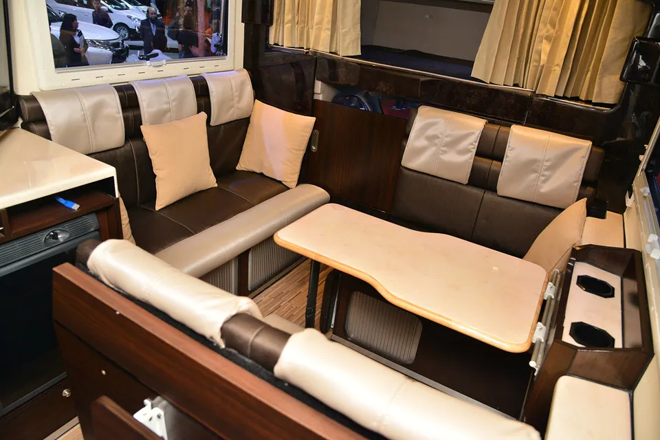 Khoang sau bao gồm bàn ghế, ghế sofa dài, giường ngủ, nhà vệ sinh, TV, bồn rửa tay... Khoang sau và khoang lái nối liền khi kéo tấm gỗ trượt sang bên. Isuzu MotorHome - 'ngoi nha di dong' la lam tai Viet Nam hinh anh 2
