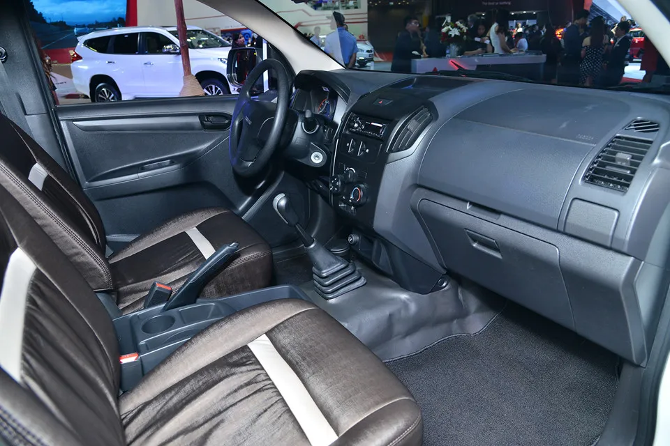 Khoang lái giữ nguyên bản của Isuzu D-Max. Xe sử dụng hộp số sàn. Isuzu MotorHome - 'ngoi nha di dong' la lam tai Viet Nam hinh anh 10