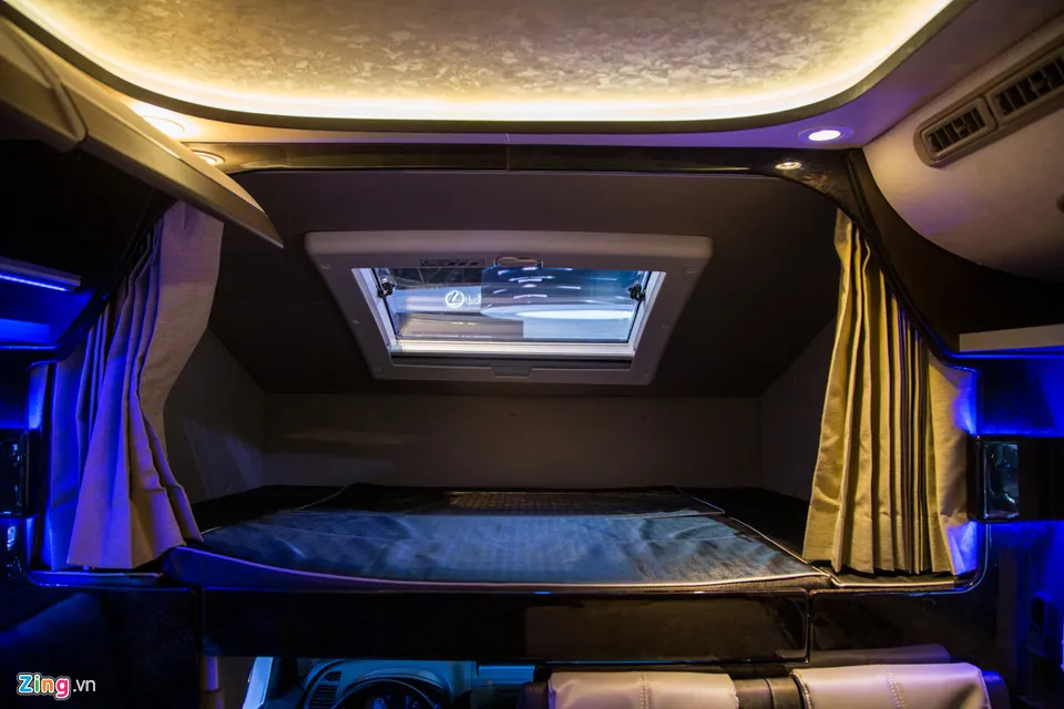 Bên trong có một giường ngủ 2 người, có cửa sổ trời và rèm. Không gian hơi gò bó. Isuzu MotorHome - 'ngoi nha di dong' la lam tai Viet Nam hinh anh 3