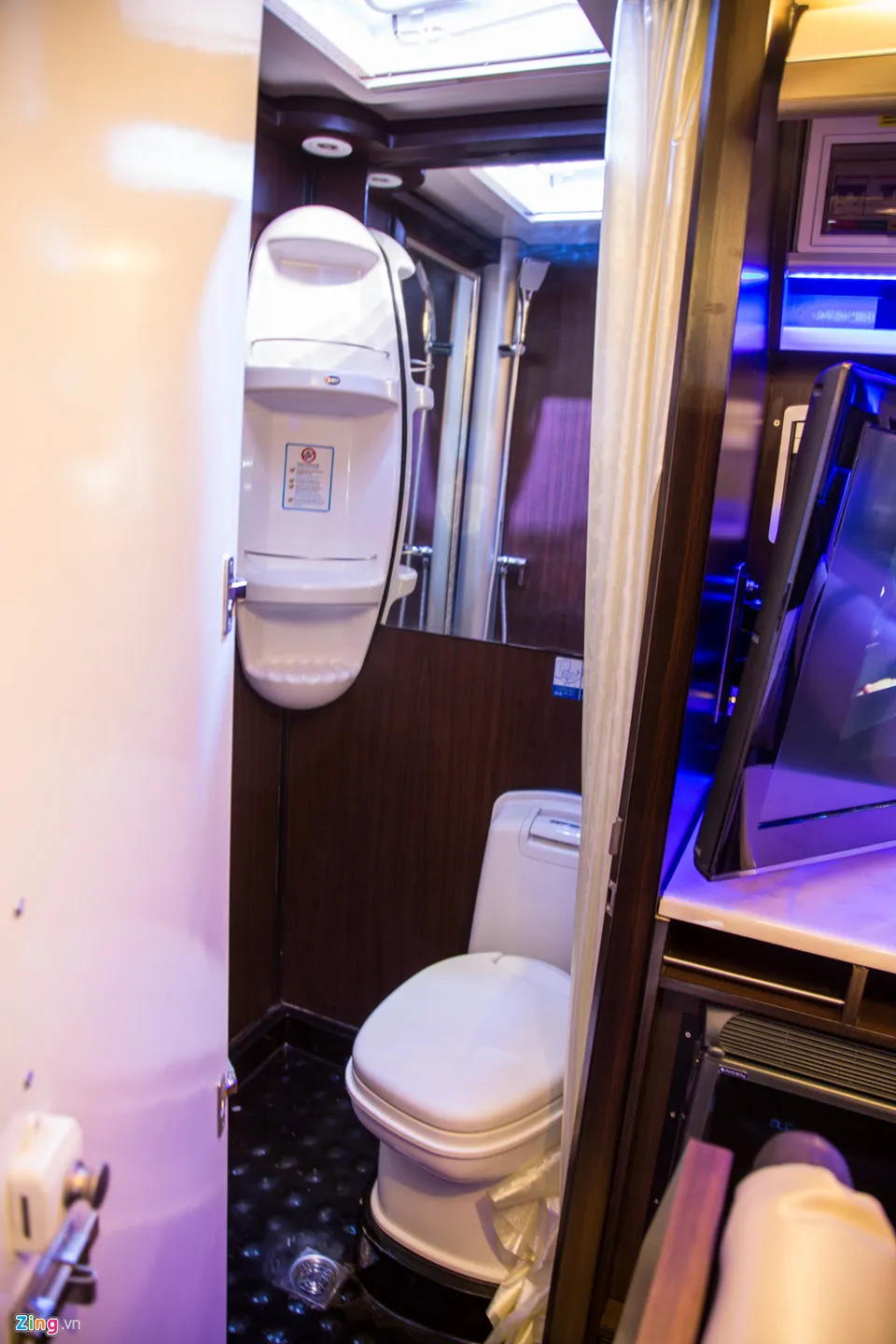 Isuzu MotorHome thậm chí còn có một nhà vệ sinh, có thể tắm rửa và vệ sinh cá nhân. Isuzu MotorHome - 'ngoi nha di dong' la lam tai Viet Nam hinh anh 8