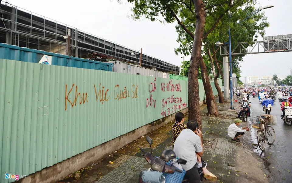 Can canh hang chuc kiot, cay xang giap san bay Tan Son Nhat hinh anh 12