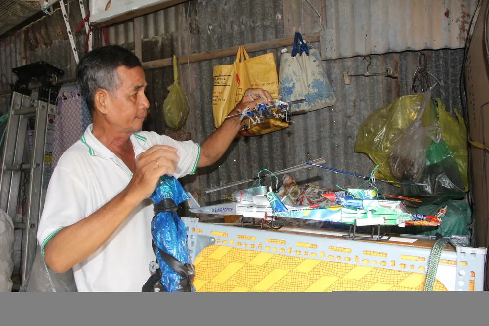 Cụ ông miền Tây biến vỏ lon thành đồ chơi 'độc' nuôi hai con hết đại học - ảnh 7