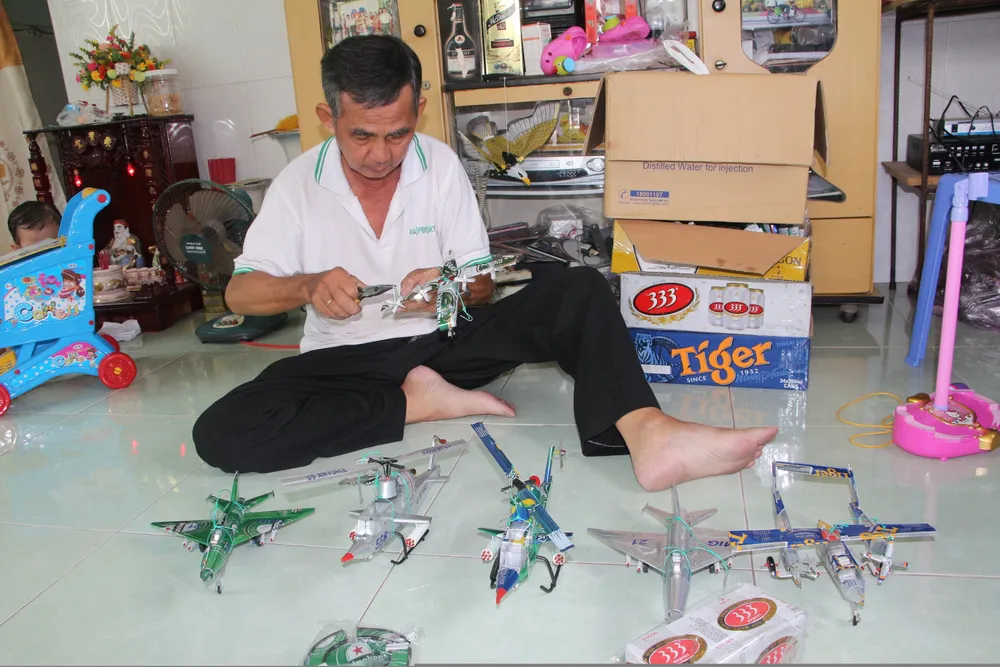 Cụ ông miền Tây biến vỏ lon thành đồ chơi 'độc' nuôi hai con hết đại học - ảnh 3