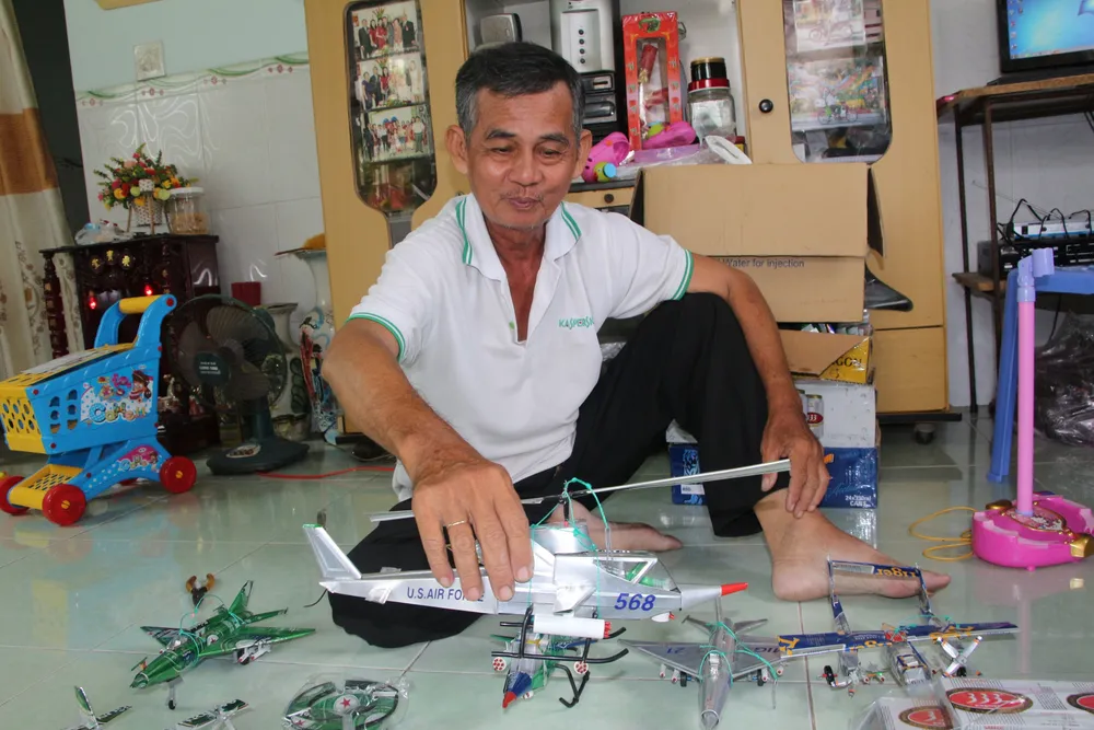 Cụ ông miền Tây biến vỏ lon thành đồ chơi 'độc' nuôi hai con hết đại học - ảnh 5